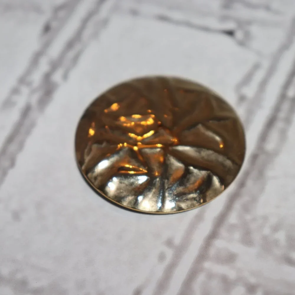 🟡✨🔗 VINTAGE GOLD TEXTURED CIRCLE SCARF CLIP · 1.75